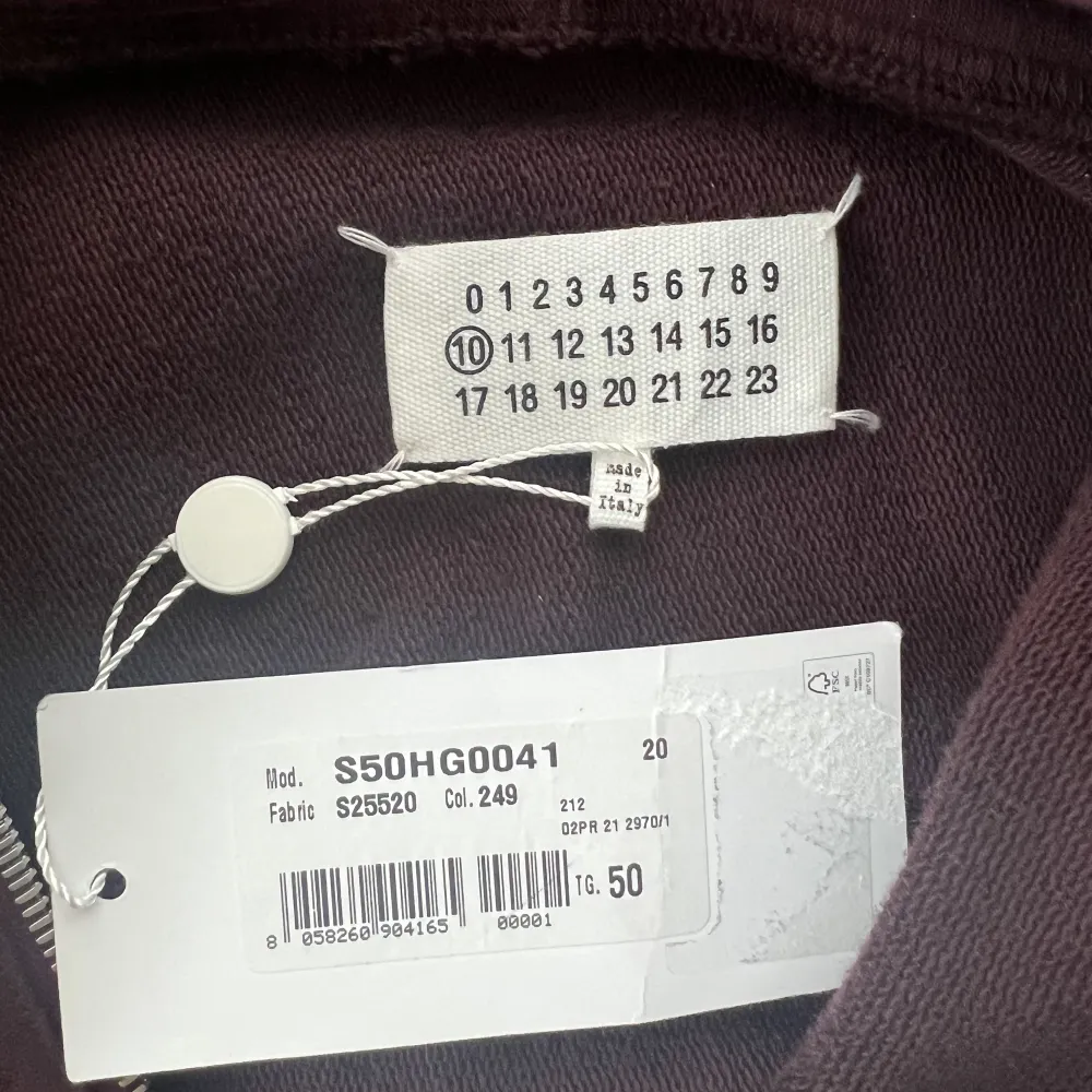 Zip hoodie från margiela som jag aldrig använt.  Storlek 50 vilket motsvarar Medium  Nyskick aldrig använd. Köpt från NK. Hoodies.