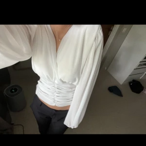 Vit blus - Super söt v-ringad blus. Stl S. Köparen står för frakt