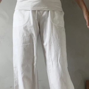 Vita linnebyxor - Vita linnebyxor från bonprix. Lite tjockare material än linne. Perfekta för sommaren i storlek 34 som var den minsta storleken som fanns att beställa.