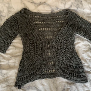 kofta - säljer denna fina kofta med trekvartslånga ärmar. står ingne storlek men skulle söga xs/s💕