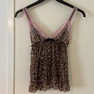 Leopard Linne - Säljer detta genomskinliga linnet med leopard print då det inte kommer till användning längre❣️