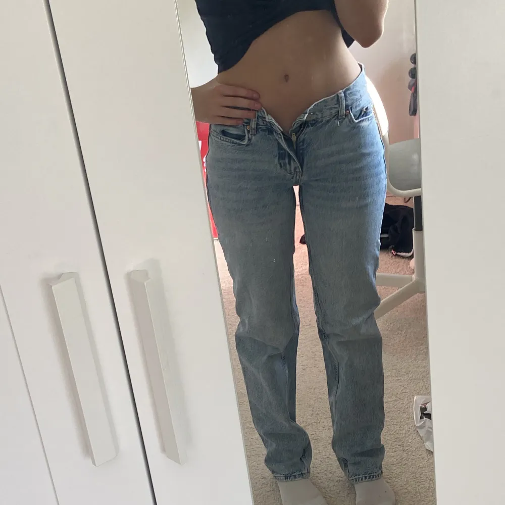 Ett par low waisted straight jeans från Gina som tyvärr blivit för små, de har varit ett par favoriter men är i fint skick💕☺️. Jeans & Byxor.