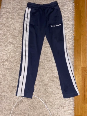 Palm angels byxor  - tjena säljer nu mina palm angels byxor pga av att de inte är min stil, dem är använda få gånger con 9/10