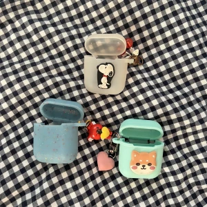 Airpods 1 skal❤️ - Säljer jättegulliga airpods skal! 40kr paret eller 100kr för alla❤️