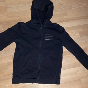 Peak Performace Zip Hood - Storlek M. Bra skick, men saknar snöret vid halsen (se bild). Mörk Blå färg.