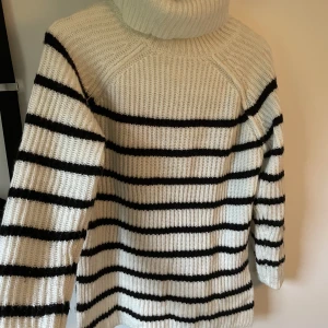Stickad tröja - Jätteskönt stickad tröja med turtle neck, den är lite längre baktill 