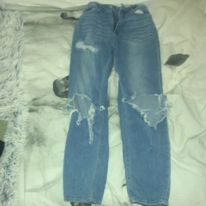 Håliga jeans - Dom är använda många gånger,är ställbara i midjan och är midwaist 