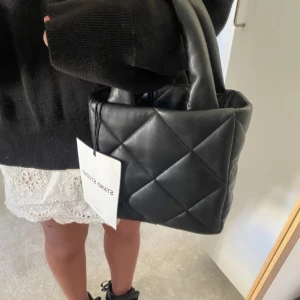 Helt ny Stand Studio väska!💕 - Säljer denna helt nya och oanvända väska från Stand Studio. Prislappen sitter kvar och ett helt nytt axelband ingår💕 Säljer pga att den inte används! Nypris 3000kr, är öppen att sällja för midre än 1500