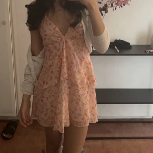 Klänning  - Slutsåld zara klänning  Nypris 560kr Använd en gång