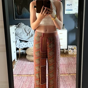 Snygga mönstrade byxor - Säljer dessa byxor då de blivit för små 😅 På bild tre kan man se att jag har sytt ihop dem efter att de råkat rivits upp. Priset kan diskuteras