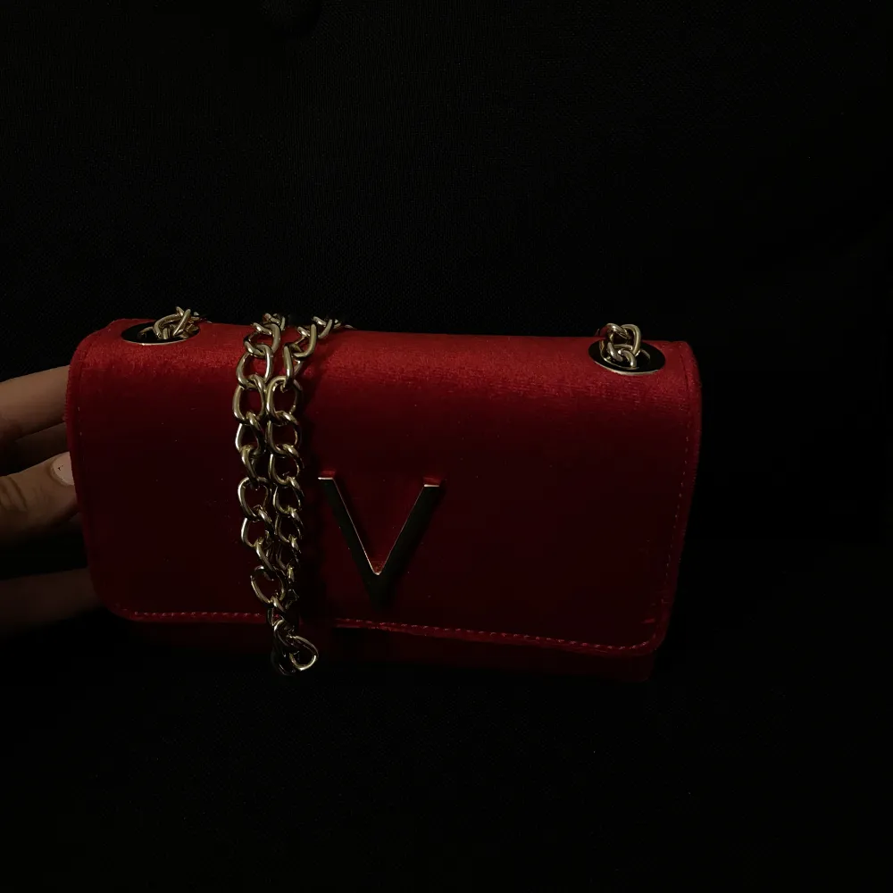 Säljer denna Valentino väska som inte finns att köpa längre. Den är i sammet. Tag följer med. Pris går att diskuteras. 🤍. Väskor.