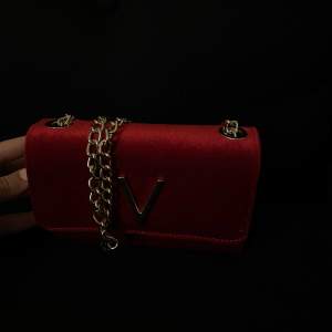 Säljer denna Valentino väska som inte finns att köpa längre. Den är i sammet. Tag följer med. Pris går att diskuteras. 🤍