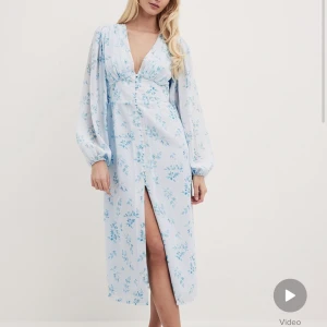 Klänning  - Blommig sommarklänning från nakd i storlek 32 men skulle säga mer som en 34. Slutsåld på hemsidan! 