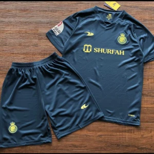 Al Nassr T-shirt - Jag säljer ett par nya Al NassrT-shirts för endast 659 kr. Leveransen tar ungefär 2 veckor. Eller så kan vi mötas upp i Västerås. Finns i alla storlekar. 