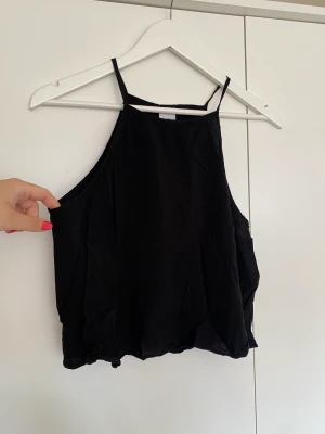 Crop topp - Crop topp/linne från Gina tricot i svart. I bra skick och rent. 