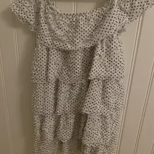 Säljer denna trendiga klänning från zara eftersom att den är för kort för mig. Använd fåtal gånger och är i storlek S🥰🥰