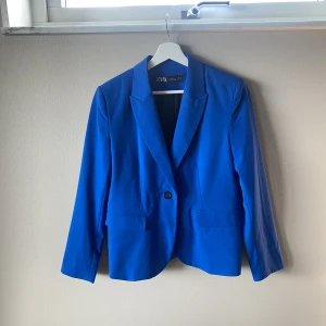 Blå blazer - ALDRIG ANVÄND!! Blå blazer från Zara