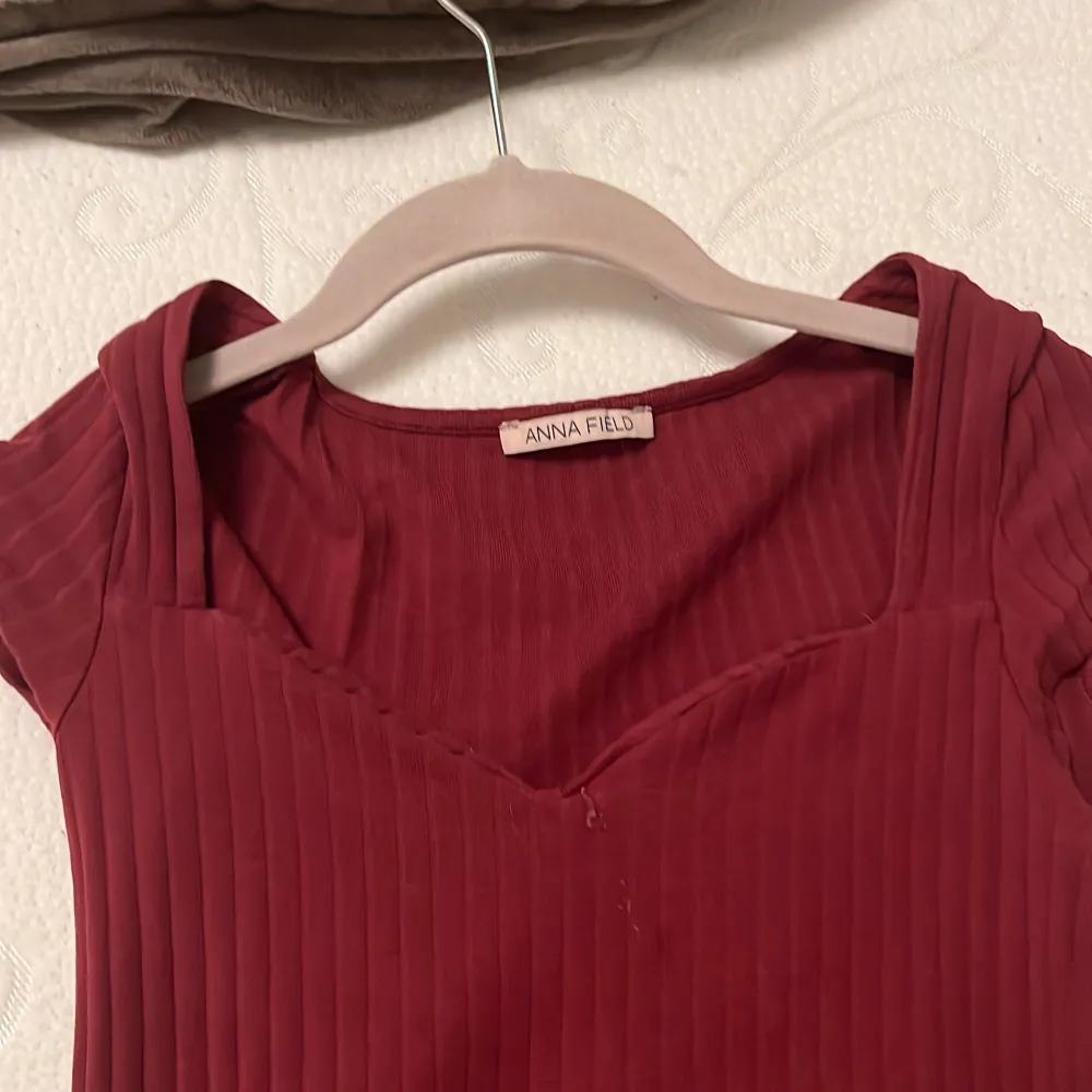 En vinröd tröja med urringning, korta armar, är knappt använd och är fin till vad som helst. Köpt för 300kr men säljer för 250kr. T-shirts.
