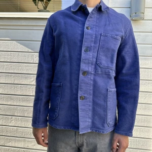 Vintage french work jacket - Vintage arbetsjacka tillverkad i mjukt mollskinn. Jackan har 3 ytterfickor och en innerficka. Jag är 183 och väger 80kg
