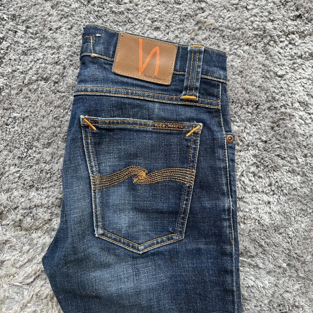 Världens snyggaste lågmidjade jeans från Nudie😍 Slits! Nyskick. Står storlek 28, 34 men passar mig som brukar ha 34 i jeans. 200kr+frakt. Skriv vid intresse eller frågor!!❤️❤️❤️. Jeans & Byxor.