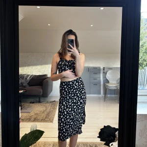 Blommigt sett - Kjol & tröja från shein. Kjolen har tyvärr en blekt liten fläck. Kan även säljas separat