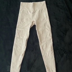 Gymshark tights - litet hål bak på ens benet , scrunch i bak , ljusrosa , mönster ej fläckar