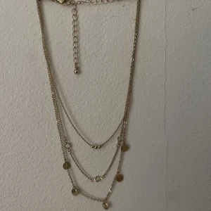 Halsband H&M - Layered halsband från H&M. Knappt använd, bra skick. Innersta lagret är snäppet större än en choker, alltså ganska litet halsband. Perfekt till högre tröjor! 