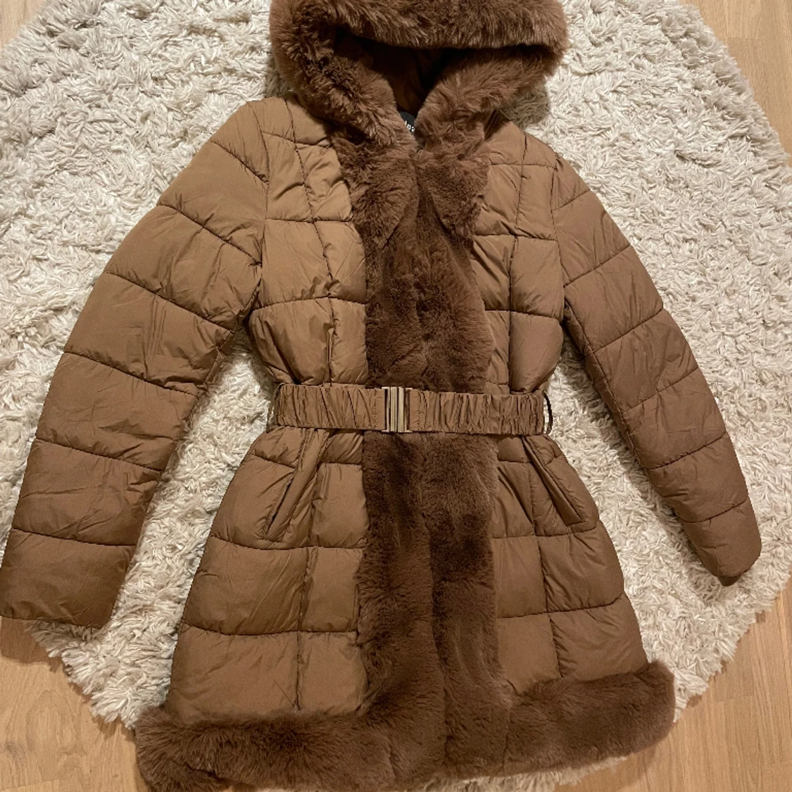 Ny brun vinterjacka