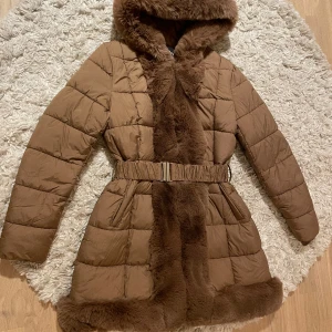 Ny brun vinterjacka  - Säljer min knappast använda fina vinterjacka, storlek S. Pris 500kr