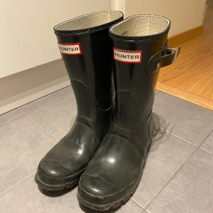 Låga Hunter - Låga Hunterstövlar i storlek 37 i använt skick. Lite skavanker. Ett par vita och ett par svarta Hunterstrumpor medföljer.