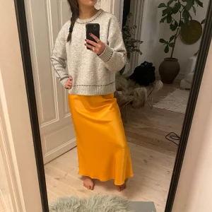 Lång kjol - Jätte fin lång kjol i silke, perfekt till sommaren. 