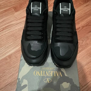 Valentino rock runners - Säljer nu mina rock runners som är knappt använda Max 3 gånger och dom är även lite små på mig, mycket fräscha och snygga skor, tillkommer dustbag, extra snören, box och kvitto, finns flera bilder i pm, Priset är ej hugget i sten!!