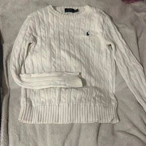 Ralph Lauren tröja  - Säljer denna stickade tröjan från Ralph lauren i storlek XS! I fint skick och sällan använd! Priset går att diskutera! 