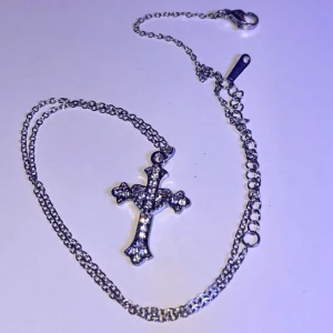 Kors halsband - Helt nytt kors halsband🤍🤍säg till innan du köper🤍🤍