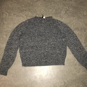 Stickat långärmad tröja  - Säljer min fina stickad tröja i storlek xs  