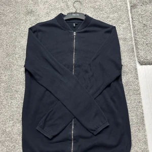 Hamilton republic sweatshirt  - Väldigt skön, Sitter bra och är i storlek M( färgen på tröjan är mörkblå)