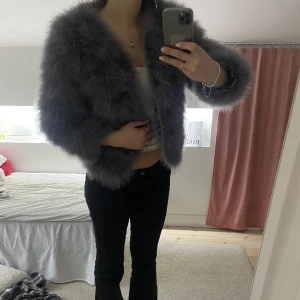 Pälsjacka - Säljer denna jättefina pälsjacka, har ingen lapp men skulle säga att det passar någon med storleken ca S❤️