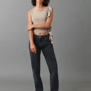 Säljer dessa jeans då de blivit för små, de är väl använda som man kan se på bil två, men de är fortfarande i fint skick, priser kan diskuteras och hör av er vid frågor mm❣️ Nypris 499💕