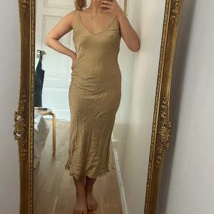 Guldig långklänning från Ottod’ame i storlek 36 