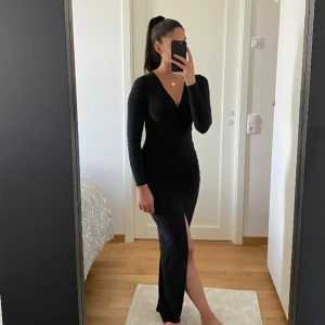 Långklänning - Svart långklänning i stretchigt material från Asos, strl S. Endast använd 1 gång. 