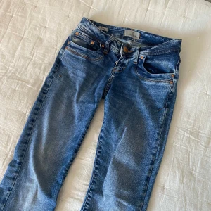 Ltb jeans 25/30 - Säljer mina Ltb jeans i storlek 25/30.  De skulle passa någon som är runt 150cm lång. De är lite uppsydda, se sista bild🥰