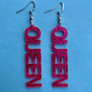 Queen örhängen 💕 - Nickelfria krokar. Frakt på 18kr ingår. 💕