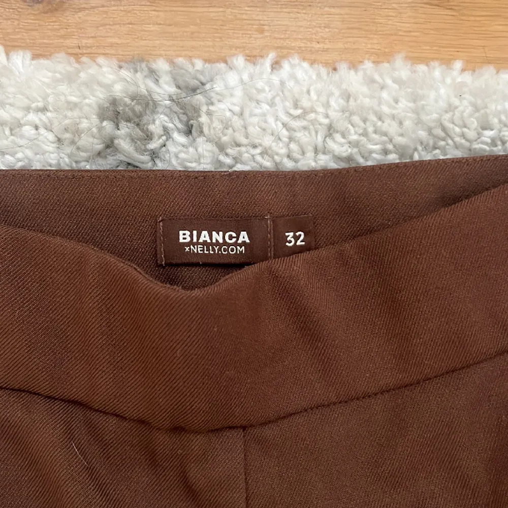 Superfina kostymbyxor från kollektionen BiancaxNelly. Använda ett fåtal gånger, skriv om frågor🤎. Jeans & Byxor.