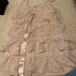 Jätte snygg klänning tröja rosa.  - Säljer en jätte fin klänning tröja rosa med volanger på. 