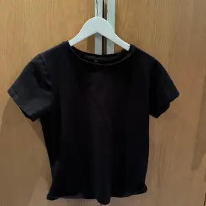 Säljer denna svarta t-shirt som inte kommer till användning 