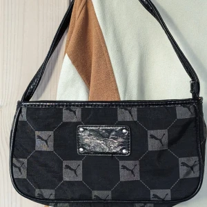 Y2K Puma vintage väska  - Y2k Puma Vintage axelväska i perfekt skick  Längden ca 27 cm Höjd ca 14 cm  kan beställa via Vinted för billigt frakt Sök (jomana169) 