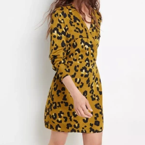 Skjortklänning leo - Snygg skjortklänning med Leo mönster, gummiband i midjan 💚 färger mest rättvis på bild 2-3. Endast testad, men ingen lapp 💚