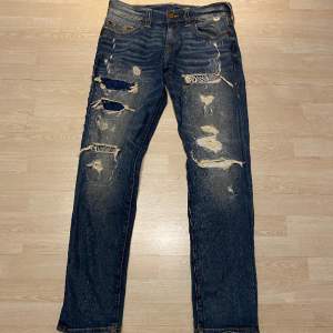 Säljer dessa feta true religion jeans i stl 32 i midjan. Passar runt 170-180 i längd.   De är i utmärkt skick och riktigt sköna.   Fraktas inom 48h📦📩