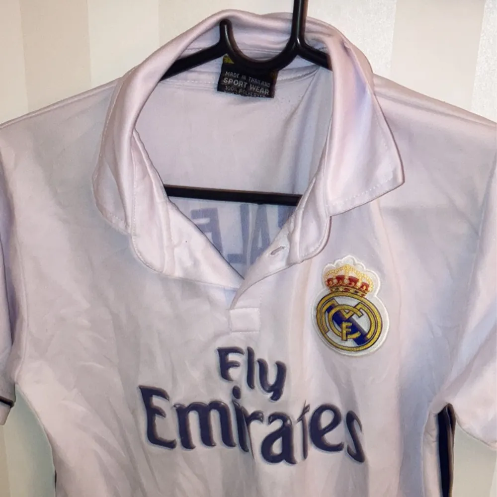 Säljer denna snygga Real Madrid tröjan med Gareth Bale på ryggen. Den är i helt ok skick (7/10) och är i storlek XS men funkar även för någon som har S. Säljer den då den är för liten. Priset kan diskuteras. Har du frågor så är det bara att skriva! . T-shirts.