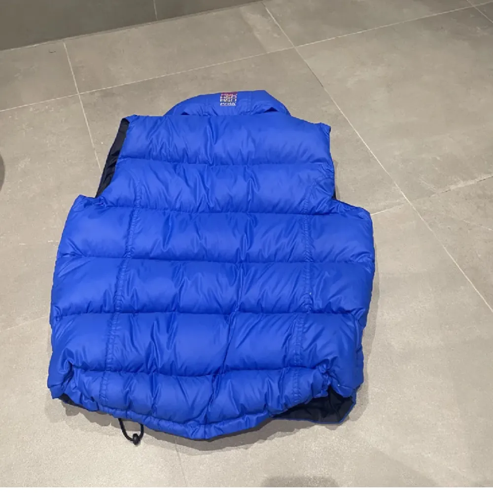 Retro peak performance väst i färgen blå. Riktigt snygg puffer-väst som sitter otroligt bra. Säljer eftersom jag inte använder längre. Modellen är gammal, så har inte hittat någon liknande. Fick den av min mormor när hon rensade sitt gamla förråd.💙. Takit.